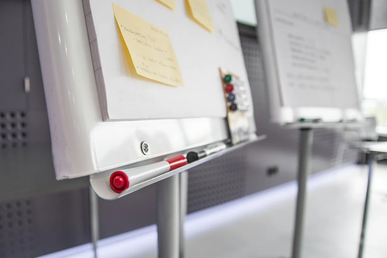 board, pens, sticky notes, workshop, business, office, paper, meeting, event, workplace, work, whiteboard