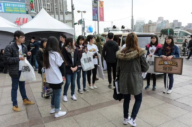 ​街頭競技場活動開始前，陸續抵達廣場的暴雪工作人員。. What event marketing operations means for agency delivery teams